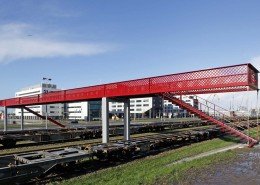 rode brug waalhaven, voetgangersbrug over het spoor, uniek strak ontwerp
