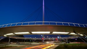 Hovenring eindhoven ipv Delft, brugontwerp door ipv Delft, nacht, pyloonbrug voor fietsers