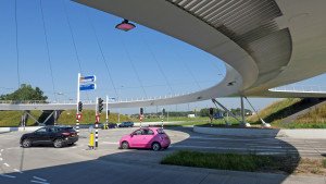 hovenring Eindhoven, onder de fiets en voetgangersbrug, snelweg, brugontwerp door ipv Delft