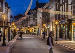 lichtslingers in straten, decoratieverlichting, lichtontwerp door ipv Delf