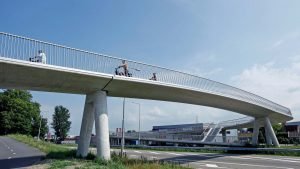 fietsbrug over N242 met veilig hekwerk, brug over provinciale weg, brugontwerp door ipv Delft