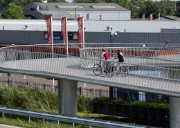 fietsbrug Heerhugowaard over N242, veilig hekwerk, bochten fungeren als rustplateau