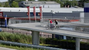 fietsbrug Heerhugowaard over N242, veilig hekwerk, bochten fungeren als rustplateau