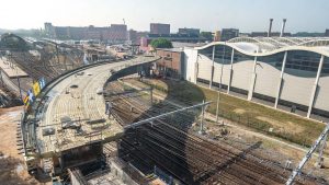 plaatsing stalen brugdek busbrug Zwolle, ontwerp door ipv Delft