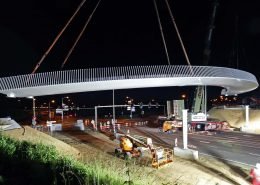 nachtelijke plaatsing stalen fietsbrug over de Europalaan, Beek, brugontwerp voor fietsverkeer