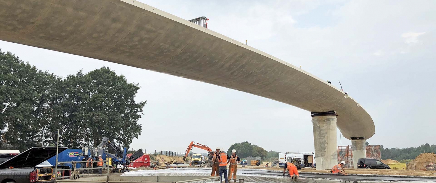 betonnen fietsbrug Onderbanken N274 in aanbouw