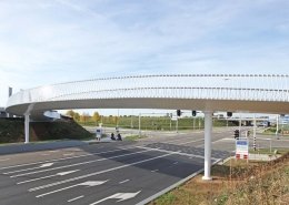 transparant-hekwerk-slanke-stalen-fietsbrug-Beek-ipvDelft
