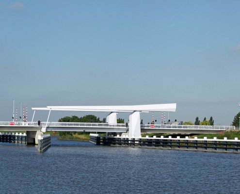 witte ophaalbrug met subtiel lijnenspel, beweegbare brug Gouda, brugontwerp door ipv Delft