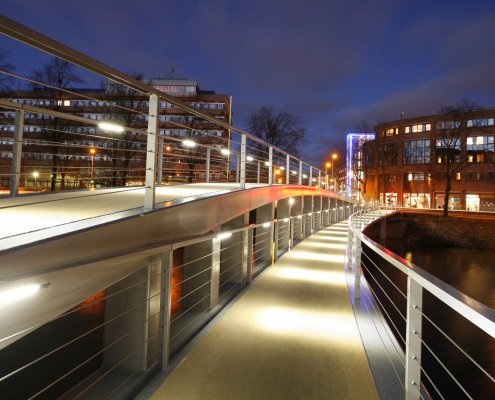 voetgangersbrug De Tanerij Zwolle, brugontwerp door ipv Delft, asymmetrische vorm, moderne vorm