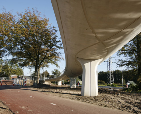 Fietsbrug Enschede beton helixvormig reliëf, prefab materiaal, slank ontwerp, brugontwerp door ipv Delft