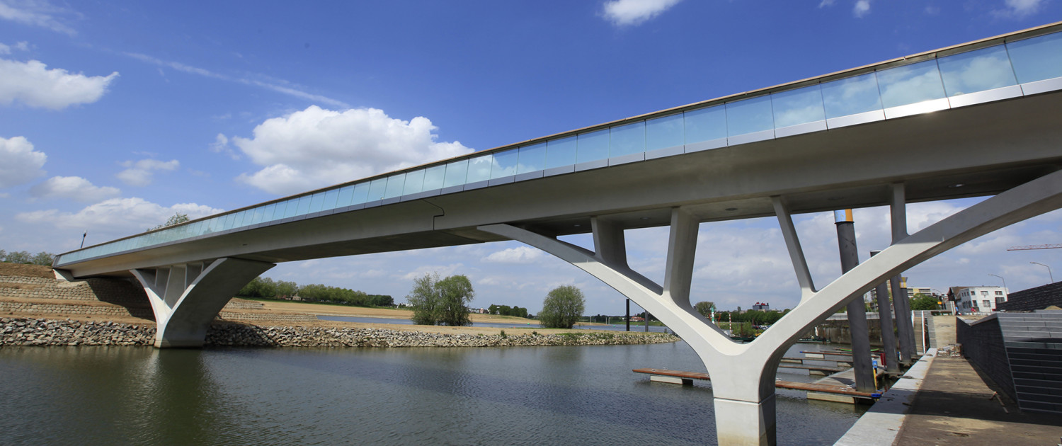 prefab betonnen fiets- en voetgangersbrug strak modern, brugontwerp door ipv Delft