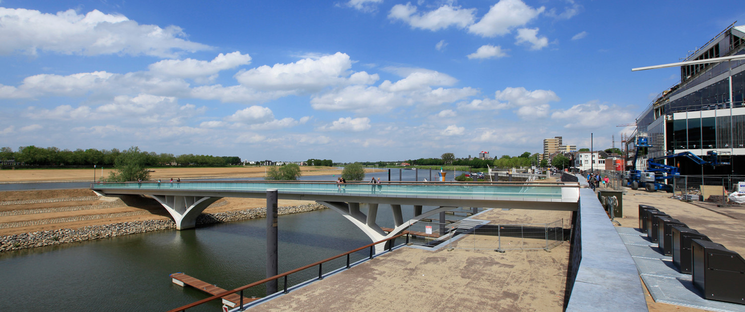betonnen brug met opengewerkte hamerstukken, slank, modern en aantrekkelijk ontwerp door ipv Delft