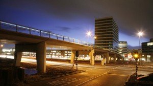 rustige verhoogde betonnen busbaanbrug Almere