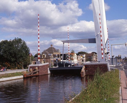 Nieuwe opvallende Witterbrug Assen moderne variant van ophaalbrug met één hamei en één balanspriem met verhoogde kademuur