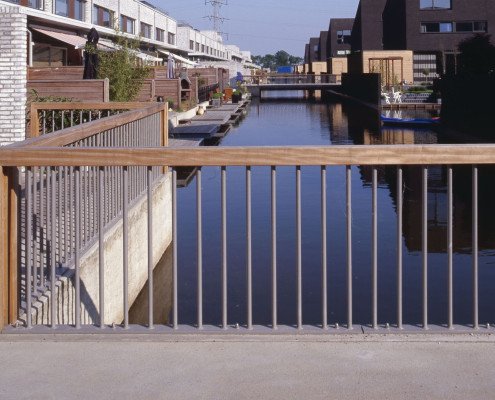 bruggenfamilie De Watertuinen Den Bosch strak modern en toegankelijk betonelement met houten rail