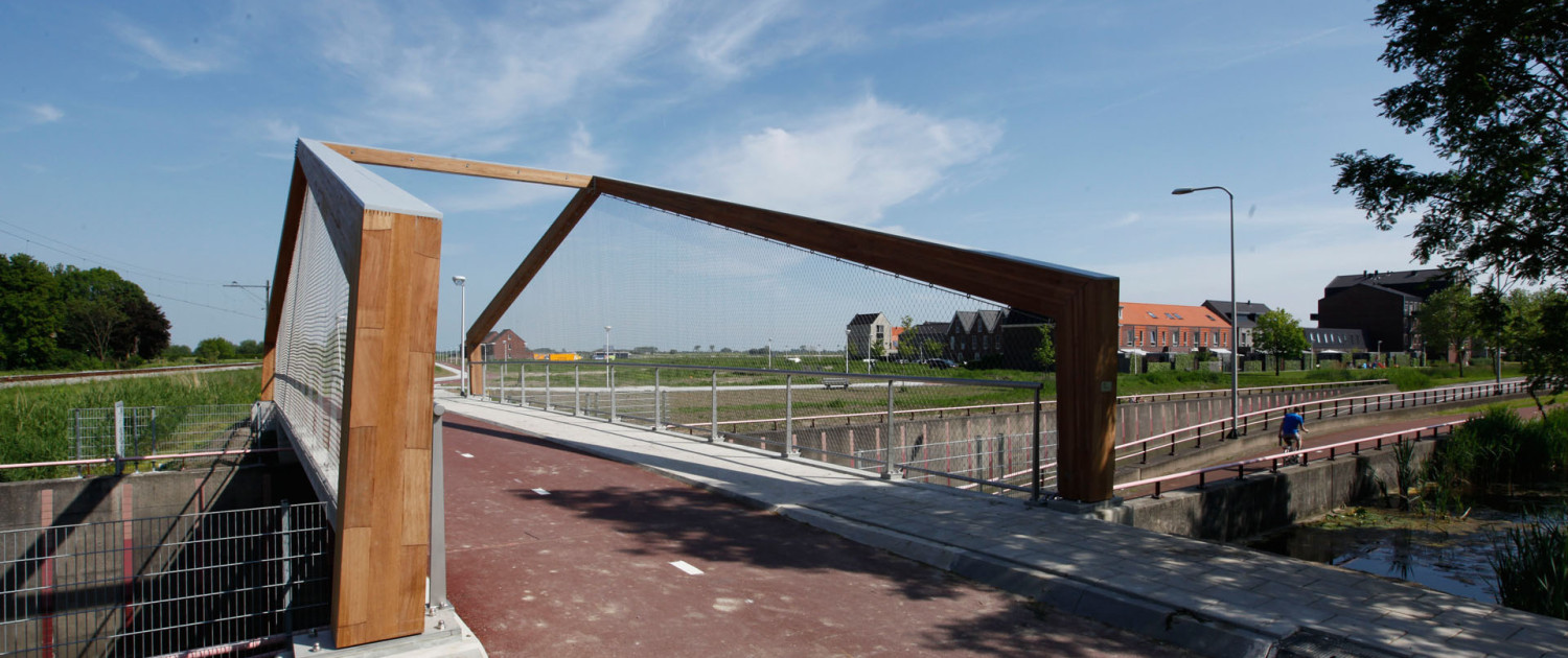 houten portalen fietsbrug verticaal gespannen rvs gaas, ontwerp door ipv Delft