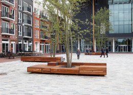 plein banken met houten bekleding en stalen frame straatmeubilair door ipv Delft