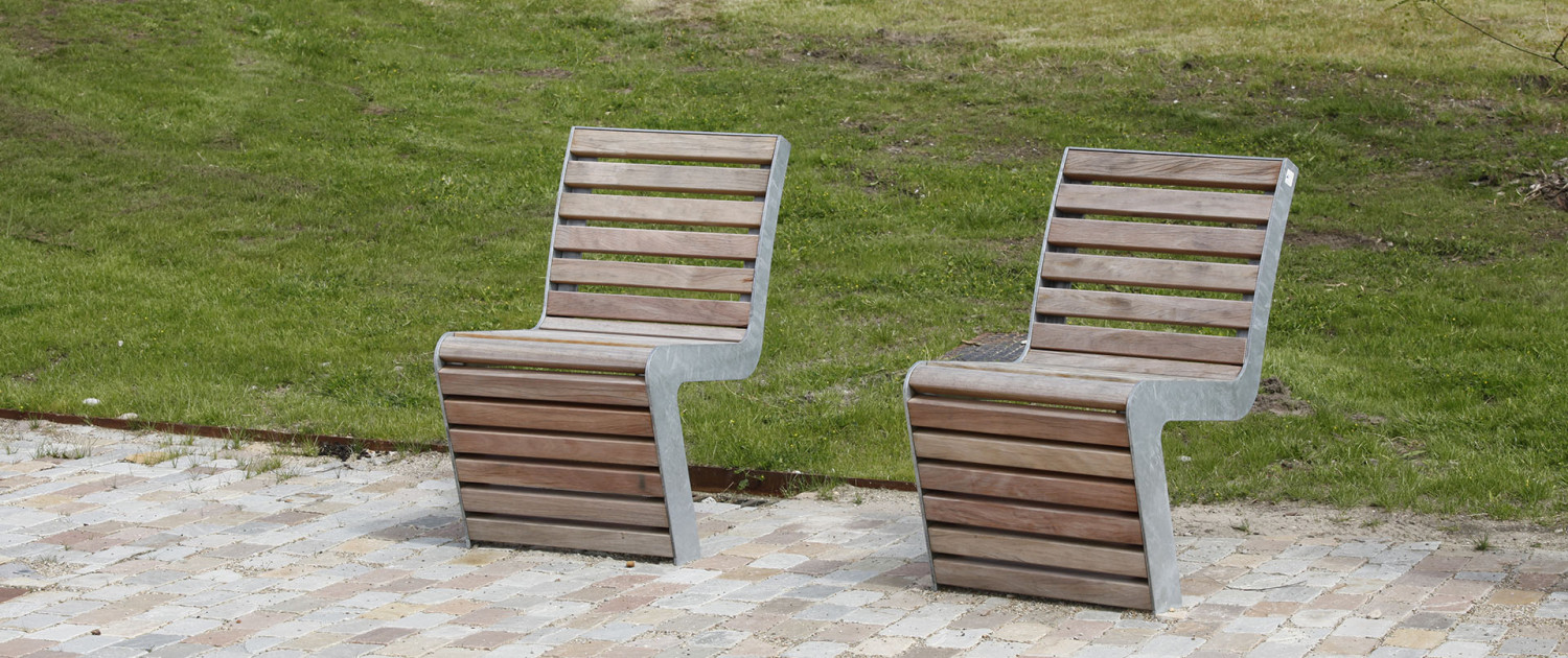 buitenstoel met mooie lijnen en goede zit, slank ontwerp, hout, ontwerp door ipv Delft