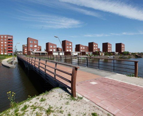 verbindende fietsbrug en loopbrug Bastion Heerhugowaard gebogen hekwerk met houten lamellen