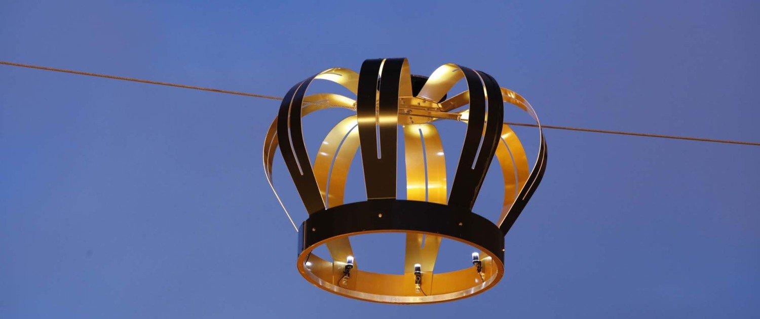 kroonverlichting paleis Noordeinde Den Haag antracietkleurige buitenkant en goudkleurige binnenkant met innovatieve ledverlichting Roadled® op zonne-energie computergestuurd en eenvoudig aanpasbaar