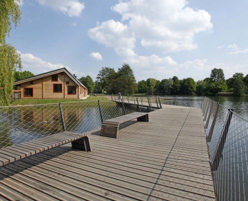 ontwerp bruggen Elzenhoekpark Oss vlonderbrug met geïntegreerde bankjes speelse toegangsroute tot het park