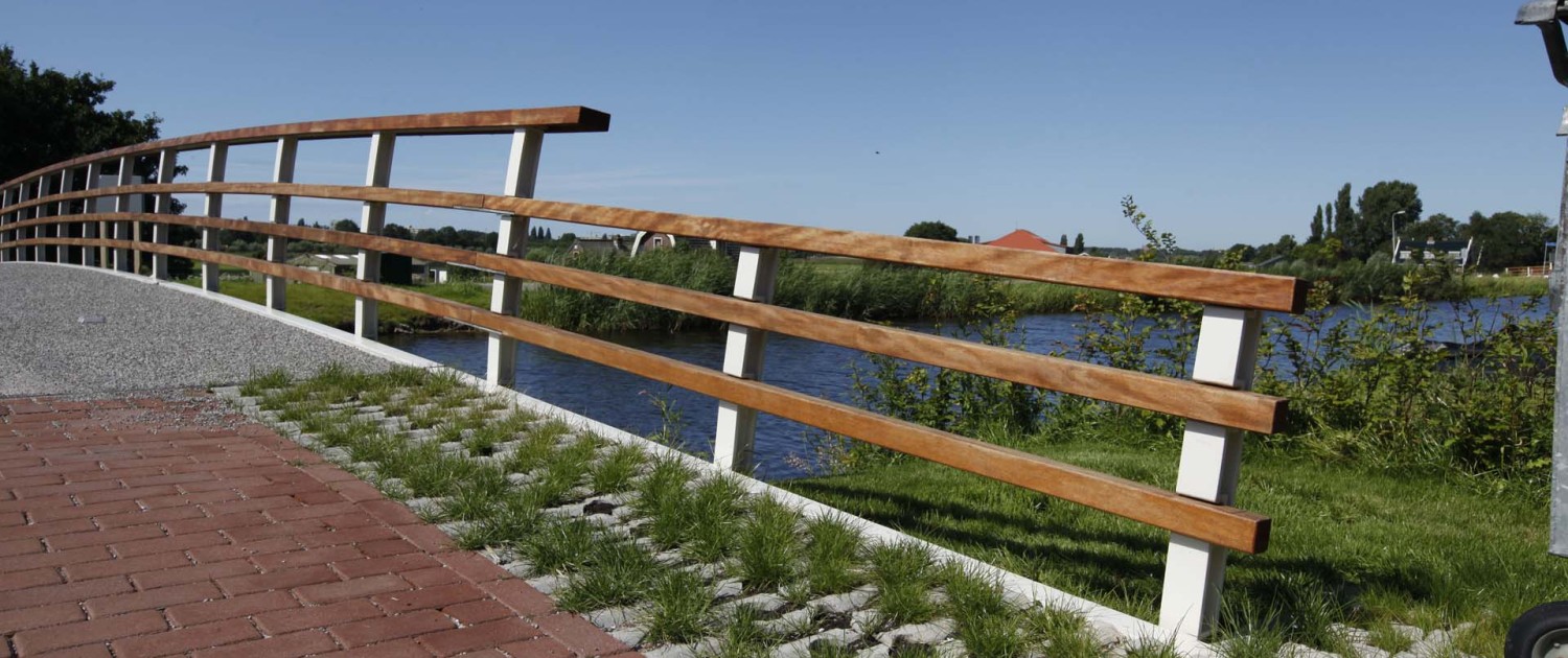 Amstelveen toegangsbruggen Park Meerlanden maatwerk hekwerk warm verwelkomend afstandelijker en landelijk stalen balusters en hardhouten handregels en tussenregels