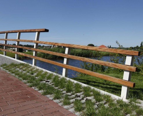 Amstelveen toegangsbruggen Park Meerlanden maatwerk hekwerk warm verwelkomend afstandelijker en landelijk stalen balusters en hardhouten handregels en tussenregels