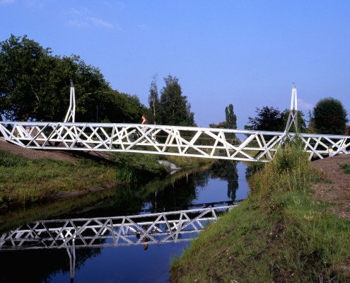 fietsbrug Halvezolenpark Waalwijk zilverkleurig gecoate vakwerkconstructie