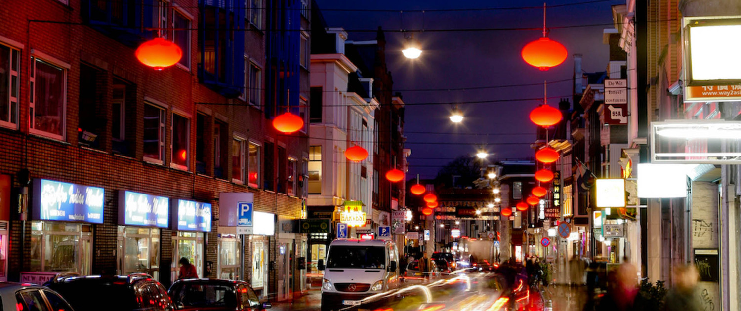 lampionnen Chinatown Den Haag verlichting Wagenstraat nuchtere Hollandse versie van traditionele rode lampion