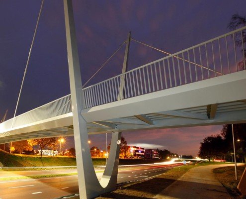 fietsbrug Rondweg Emmen slank brugdek pyloonconstructie aanlichting
