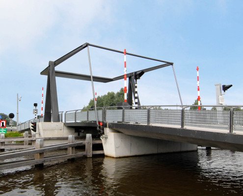 stalen hameistijlen betonnen brugconstructie nieuwe randweg watersportdorp Heeg ophaalbrugbrug gesloten