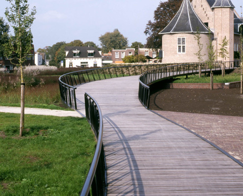 brug Weeshuiswijde Coevorden Roelofs houten vlonderdelen gestort op betonplaten visueel doorlopend hekwerk vloeiende lijnen