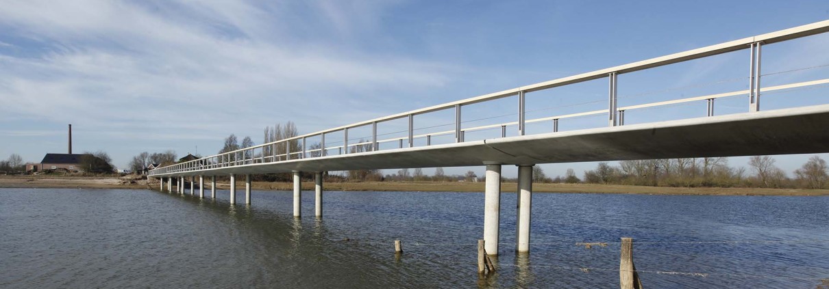 betonnen pilaren onder duurzame, hydrodynamische, overstroombare brug in Fortmond Olst, brugontwerp door ipv Delft