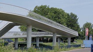 betonnen steunpilaren en transparant hekwerk van fietsbrug Heerhugowaard, brugontwerp door ipv Delft