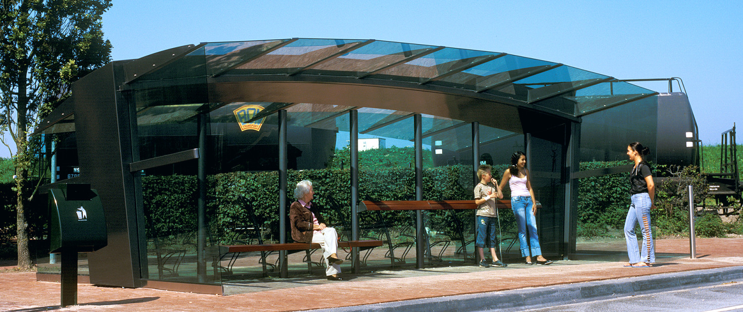 Medemblik multifunctionele wachtruimte stationsplein met fietsenstalling transparant antracietkleurig stalen skelet voorzien van groen glas