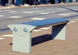 Triangel-lijn modern straatmeubilair Falco banken de triangelvorm gebogen oppervlakken met langwerpige uitsparingen eenvoudige vormentaal beton rvs TU Delft Den Haag