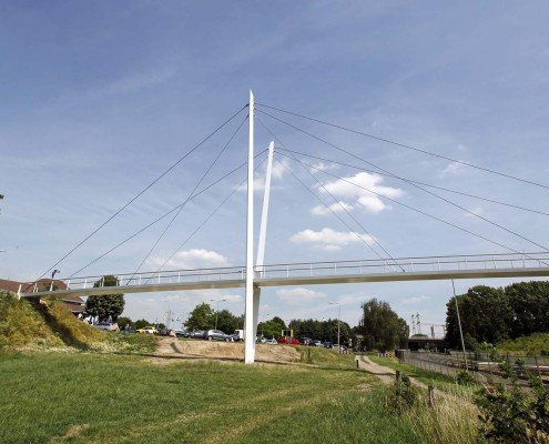 tuibrug, pyloonbrug met asymmetrische v-vorm, houten handregel en slank stalen wegdek, brugontwerp door ipv Delft, Heidekamppark Stein