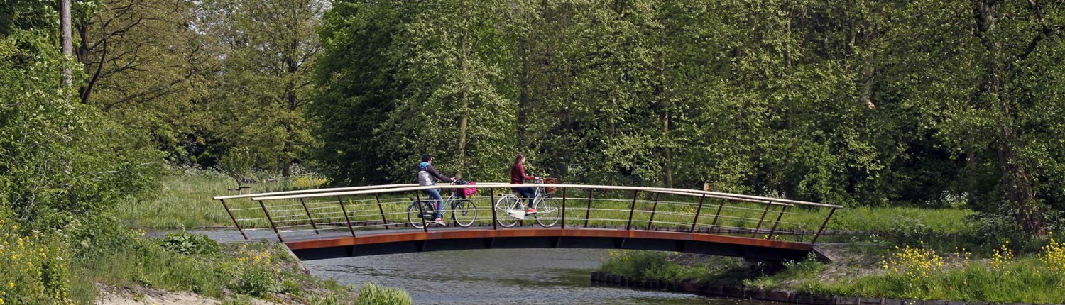 fietsersbrug Bijlmerwijde boogbrug, hekwerk met cortenstalen liggers en balusters