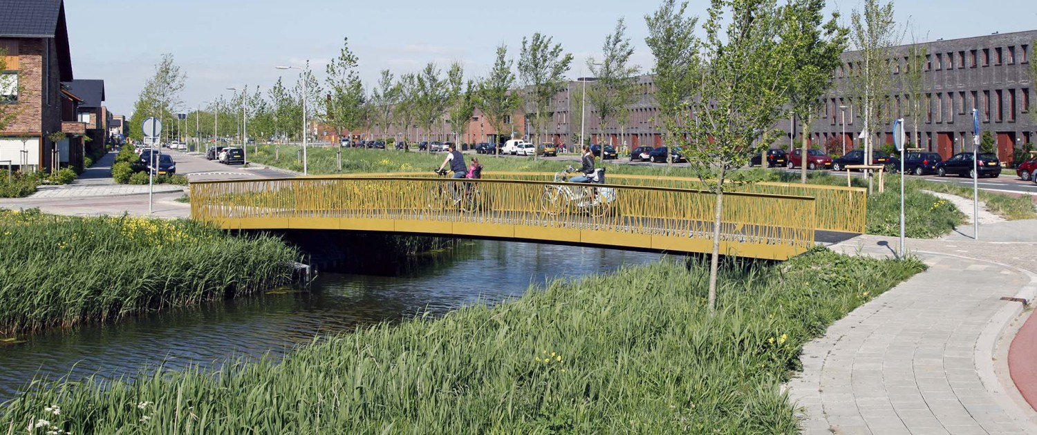 karakteristiek plaatstaal zijkant brug, voetgangers en fietsersbrug, Alphen a/d Rijn