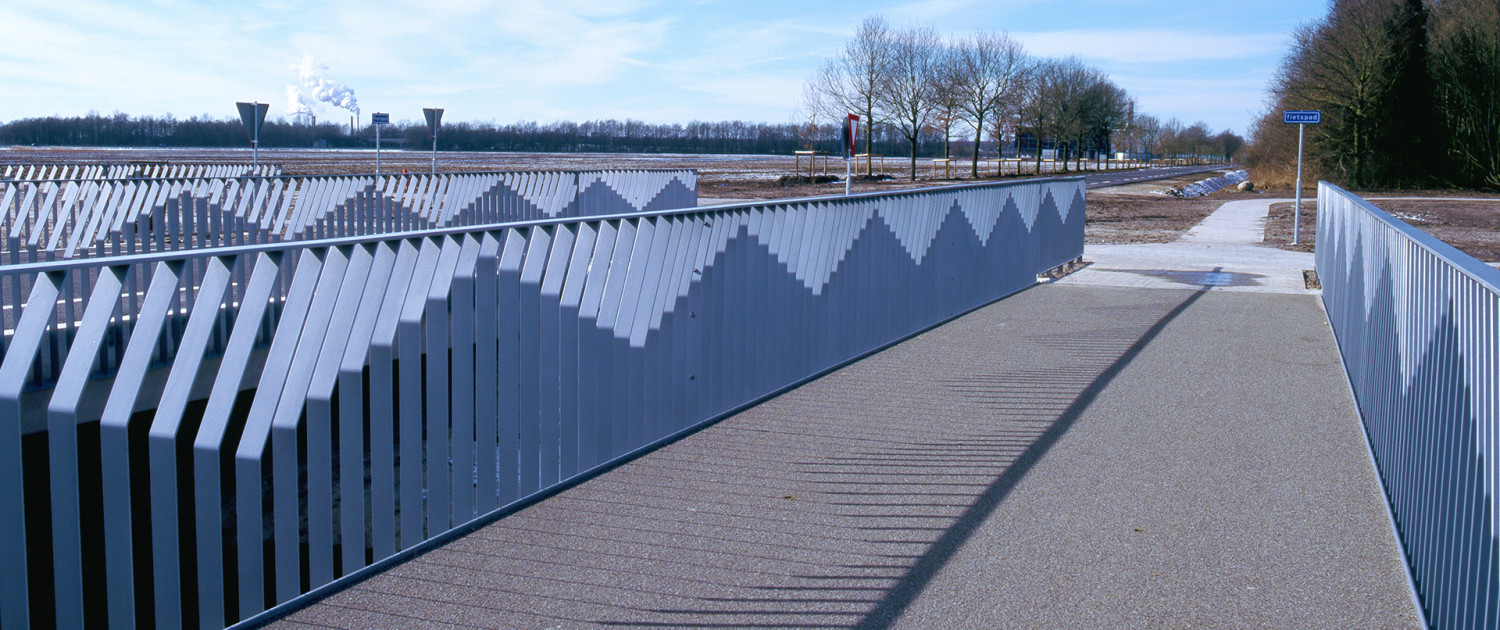 Rundedalbrug Emmen kassengebied opvallend strippenhekwerk zigzaggende kniklijnen