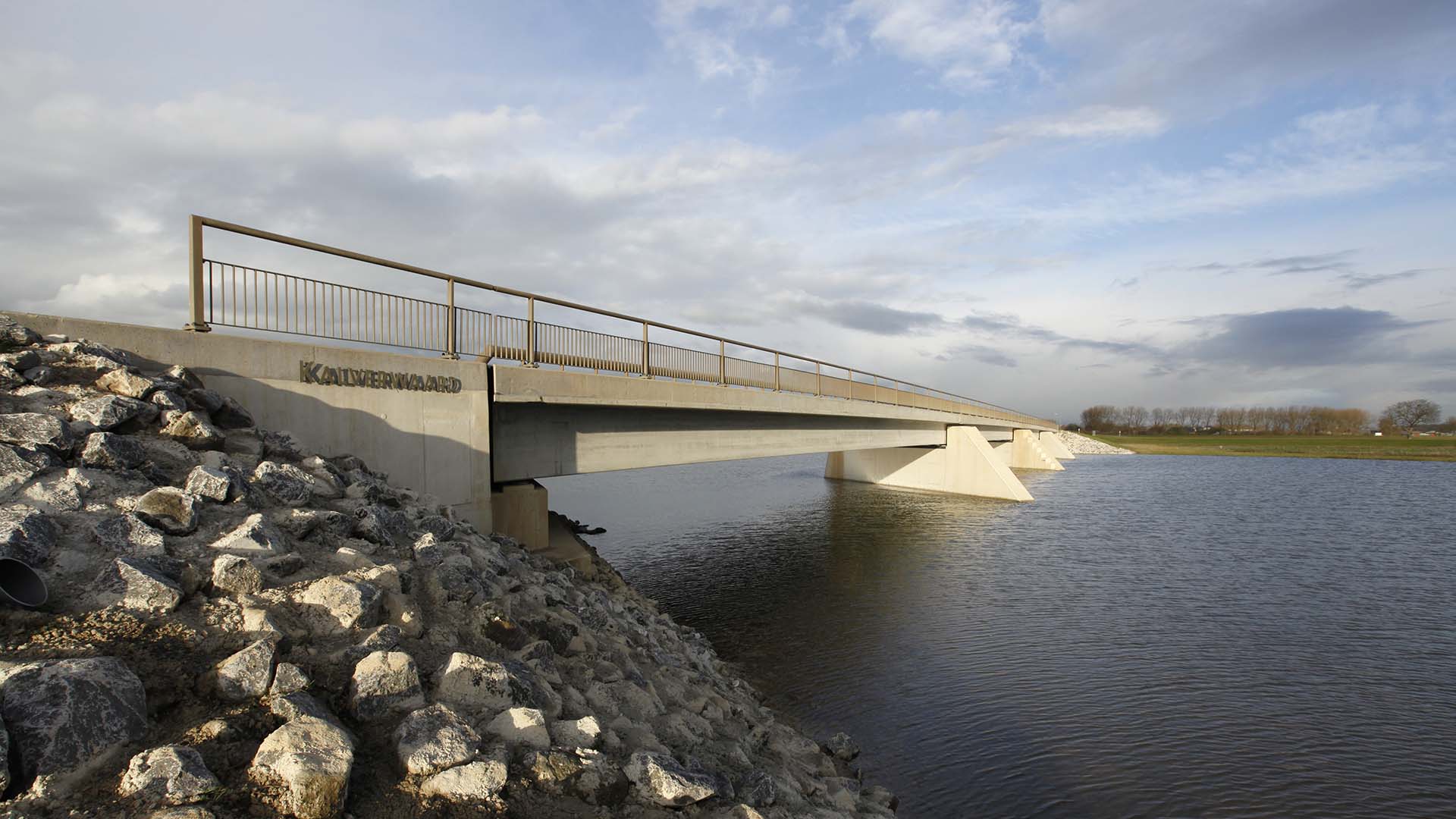 verkeersbrug Kalverwaard Rijkswaterstaat, brugontwerp door ipv Delft, deel van brugfamillie Noordwaard, project Ruimte Voor De Brug