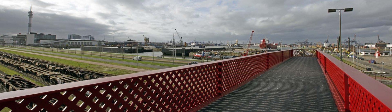 uitzicht vanaf rode brug, metalen efficiente brugconstructie, voetgangerspad over spoor, Waalhaven, ontwerp door ipv Delft