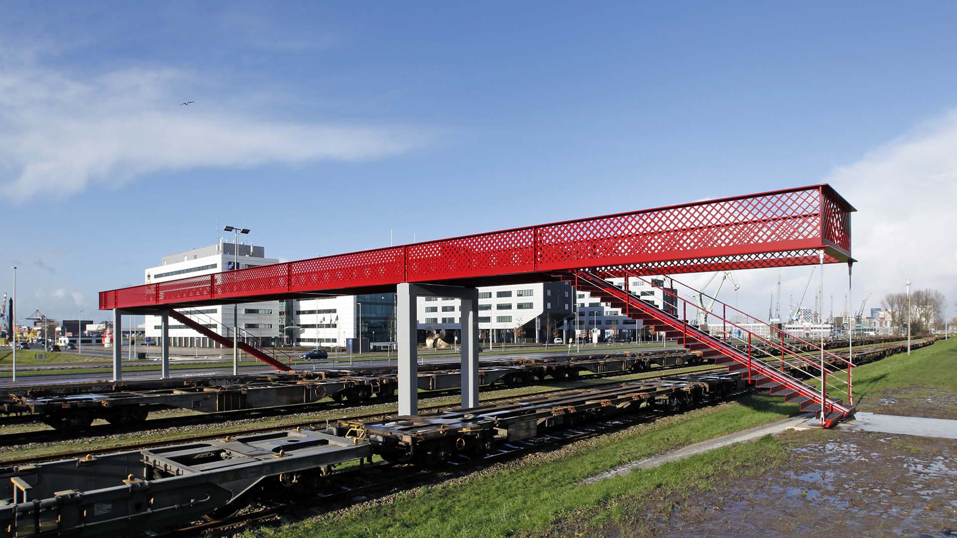 rode brug waalhaven, voetgangersbrug over het spoor, uniek strak ontwerp