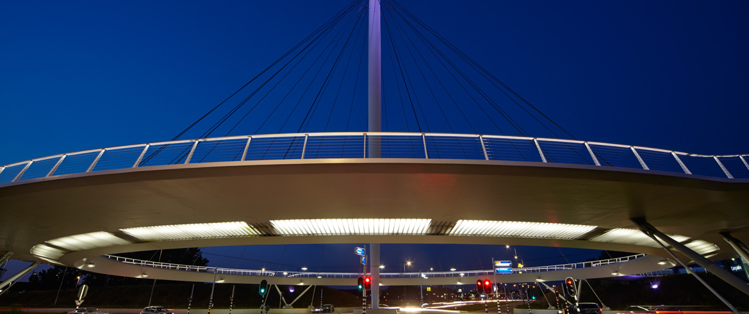Hovenring eindhoven ipv Delft, brugontwerp door ipv Delft, nacht, pyloonbrug voor fietsers