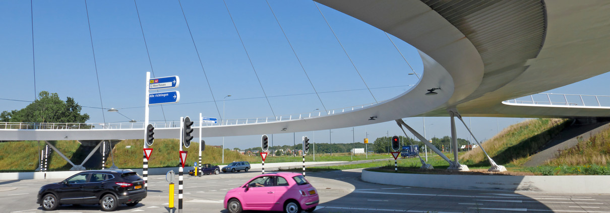 hovenring Eindhoven, onder de fiets en voetgangersbrug, snelweg, brugontwerp door ipv Delft