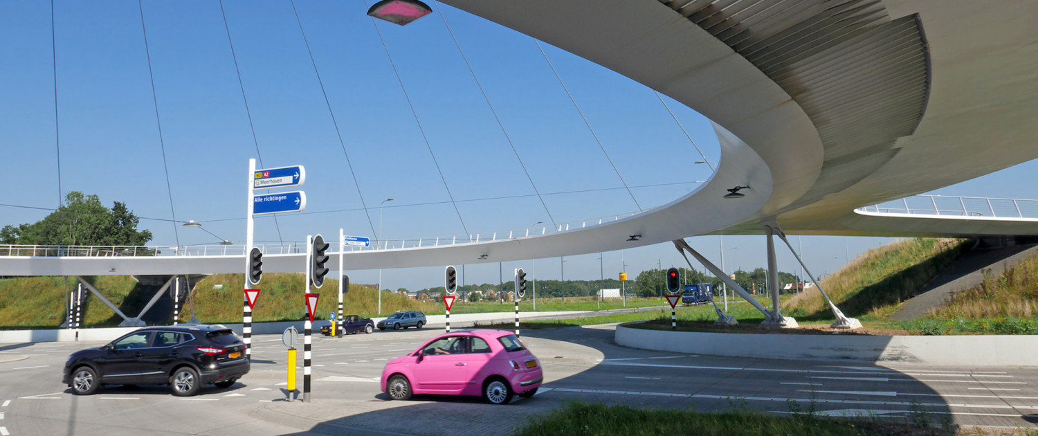hovenring Eindhoven, onder de fiets en voetgangersbrug, snelweg, brugontwerp door ipv Delft