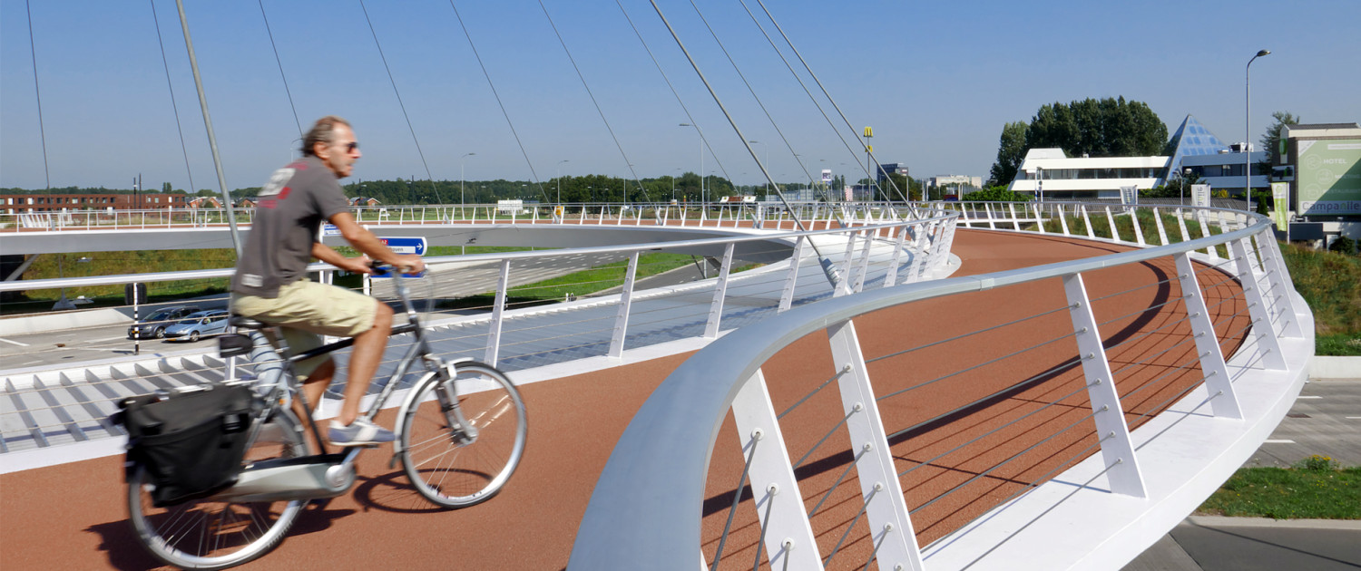fietser op hovenring eindhoven, moderne pyloonbrug over de snelweg, fietsbrug ontwerp door ipv Delft