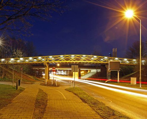 brug over autoweg, moderne fietsbrug Westervoort. ontwerp door ipv Delft, viaduct