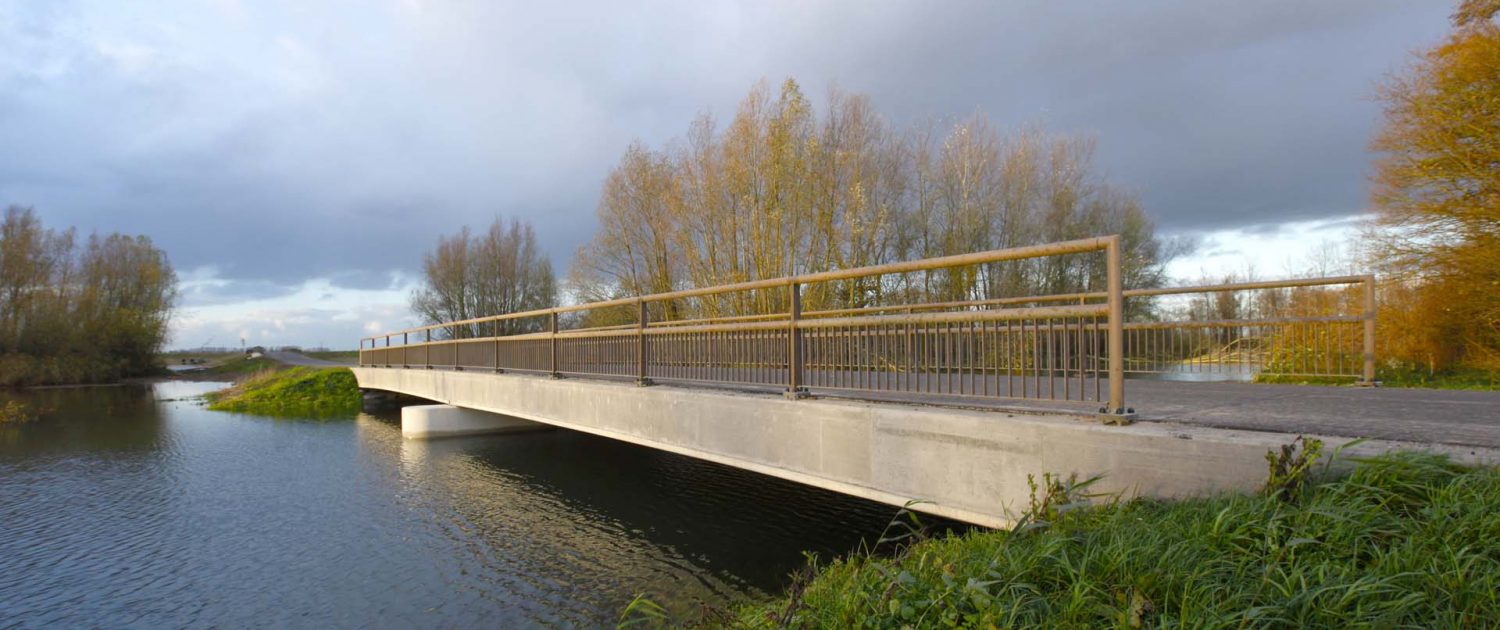 fiets en voetgangersbrug Ruimte voor de Rivier, ontpoldering Noordwaard, brugontwerp door ipv Delft