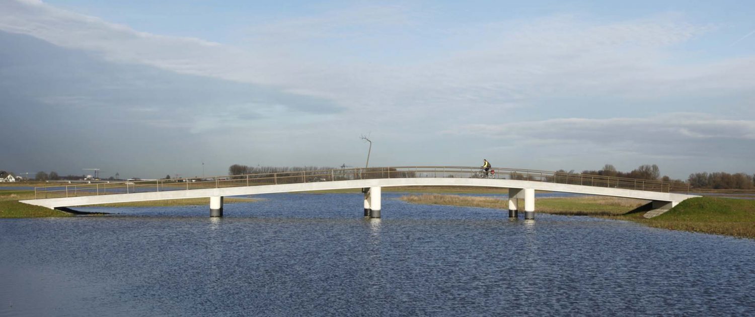 fietsbrug Rijkswaterstaat, ontpoldering Noordwaard, brugfamillie Ruimte Voor De Rivier, ontwerp door ipv Delft
